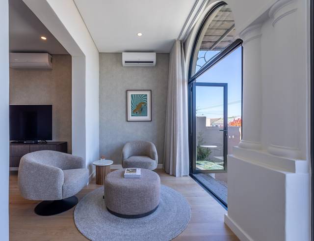 2 BEDROOM APARTMENT TO LET IN SEA POINT